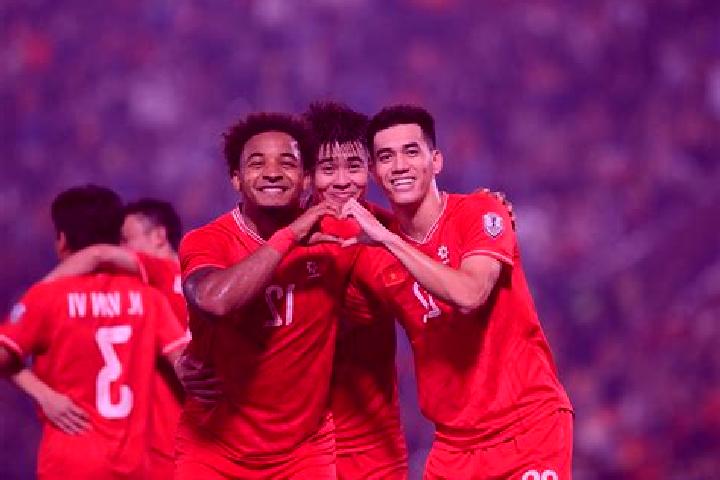 Crash Raiders slot game