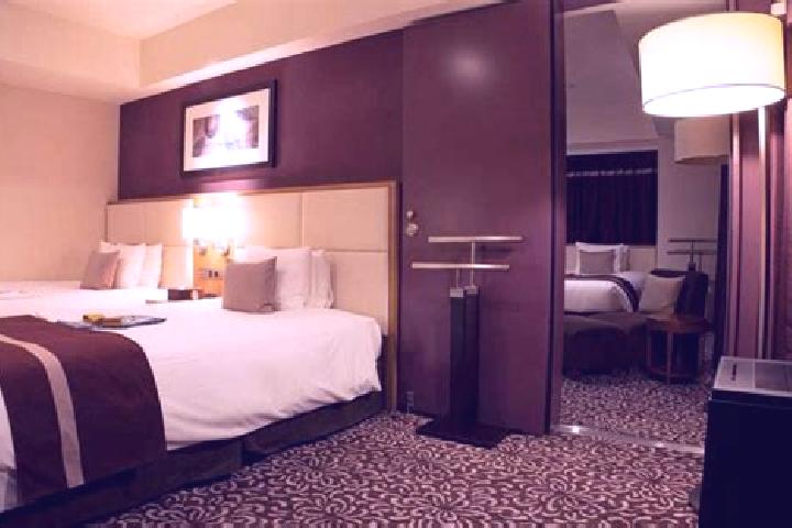 Silver Lux – Sevens Hold’em Respin slot